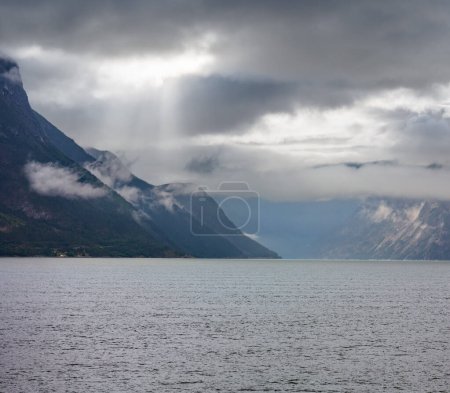 Téléchargez les photos : Magnifique été nuageux soirée vue sur le fjord, Norvège - en image libre de droit
