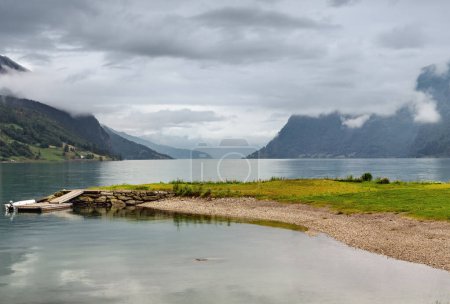 Foto de Fiordo de Lustrafjorden y montañas verano paisaje nublado, Noruega. Panorama
. - Imagen libre de derechos