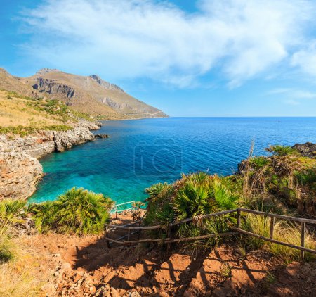Foto de Paraíso con agua azul y la playa con vistas al mar desde costa trail de natural de Zingaro, entre San Vito lo Capo y Scopello, Trapani provincia, Sicilia, Italia - Imagen libre de derechos