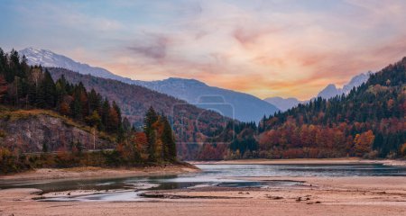 Téléchargez les photos : Alpes d'automne lac de montagne Wiestalstausee vue, Salzkammergut, Haute-Autriche
. - en image libre de droit