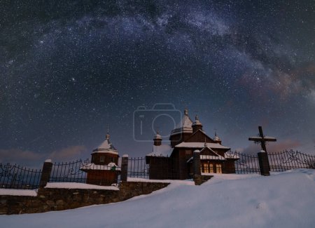 Téléchargez les photos : Ciel nocturne mith milkyway srars au-dessus de campagne église de village éloigné sur le sommet de la colline. Ukraine, Voronenko. - en image libre de droit