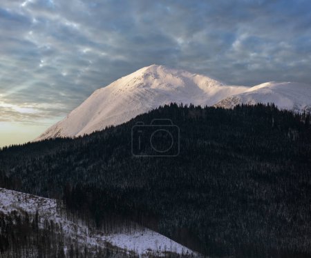 Foto de Pequeño pueblo alpino y montañas nevadas de invierno en primer amanecer la luz del sol alrededor, Voronenko, Cárpatos, Ucrania. - Imagen libre de derechos