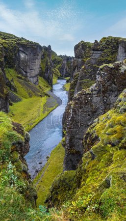 Foto de Río Fjadra que fluye a través del hermoso cañón Fjadrargljufur. Del sur de Islandia. Día nublado de otoño. Se encuentra cerca de la carretera de circunvalación, no muy lejos del pueblo de Kirkjuaejarklaustur. - Imagen libre de derechos