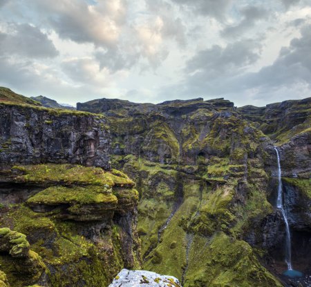 Téléchargez les photos : Bel automne Mulagljufur Canyon, Islande. Il est situé non loin du périphérique et du glacier Fjallsarlon avec la lagune de glace Breidarlon à l'extrémité sud de la calotte glaciaire Vatnajokull et du volcan Oaefajokull. - en image libre de droit