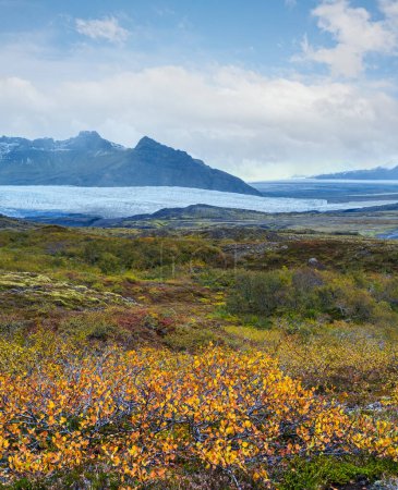 Foto de Hermosa vista de otoño desde Mulagljufur Canyon hasta el glaciar Fjallsarlon con la laguna de hielo Breidarlon, Islandia. No muy lejos de Ring Road y en el extremo sur de Vatnajokull hielo y volcán Oraefajokull. - Imagen libre de derechos