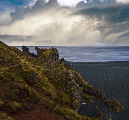Téléchargez les photos : View during auto trip in West Iceland highlands, Snaefellsnes peninsula, Snaefellsjokull National Park, spectacular Djupalonssandur black volcanic beach with lava rocks. - en image libre de droit