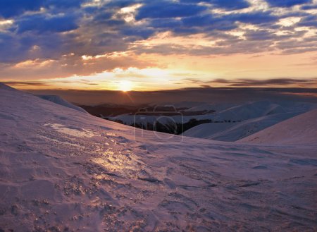 Foto de Hermoso paisaje al atardecer de montaña con forma de sol en la ladera de la montaña cubierta de hielo. Ucrania, Cárpatos, Svydovets gama. - Imagen libre de derechos