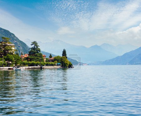 Foto de Lago de Como (Italia) vista de verano desde el barco a bordo - Imagen libre de derechos