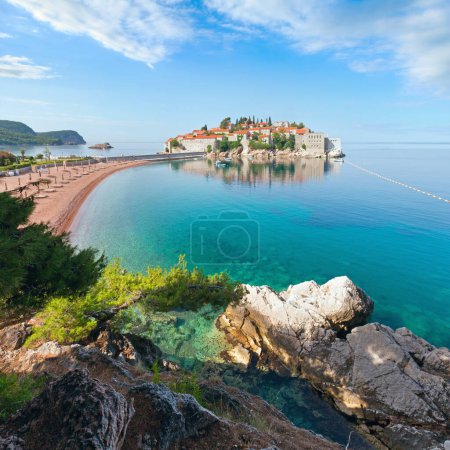 Foto de Sveti Stefan mar islote mañana vista con arena playa de Sveti Stefan (Montenegro, 6 kilómetros al sureste de Budva
) - Imagen libre de derechos