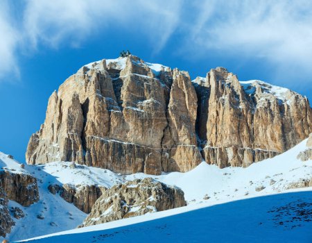 Foto de Hermosa vista de montaña de invierno desde Pordoi Pass (pase en los Dolomitas en los Alpes) con estación de esquí en la cima del monte
. - Imagen libre de derechos