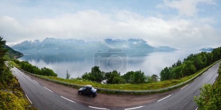 Téléchargez les photos : Vue d'été nuageuse sur Glomfjorden, Nordland, Norvège. Voiture de voyageurs sur la route
. - en image libre de droit