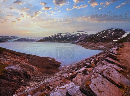 Téléchargez les photos : Lac Svartisvatnet et vue nuageuse sur le glacier Svartisen (Meloy, Norvège
) - en image libre de droit