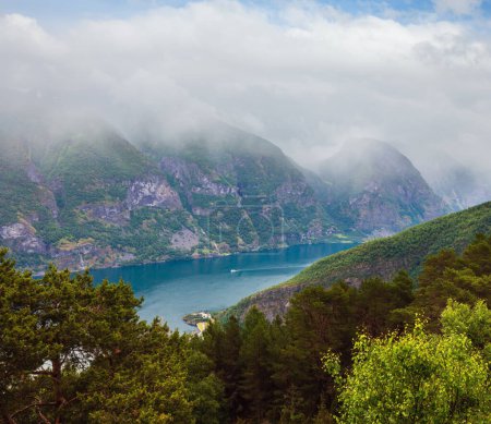 Téléchargez les photos : Vue dégagée du point de vue de Stegastein (Aurland, Sogn og Fjordane, Norvège)
) - en image libre de droit