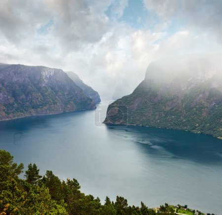 Téléchargez les photos : Vew de fjord couvert brumeux d'été de Stegastein Viewpoint (Aurland, Sogn og Fjordane, Norvège
) - en image libre de droit