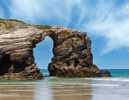 Téléchargez les photos : Arc rocheux naturel sur la plage des cathédrales à marée basse (côte cantabrique, Lugo (Galice), Espagne
). - en image libre de droit