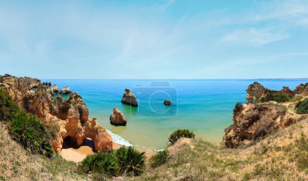 Foto de Vista superior de verano en la playa de arena Dos Tres Irmaos (Portimao, Alvor, Algarve, Portugal). - Imagen libre de derechos