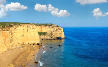 Téléchargez les photos : Été Atlantique vue sur la côte rocheuse avec plage de sable Praia da Afurada (Lagoa, Algarve, Portugal
). - en image libre de droit