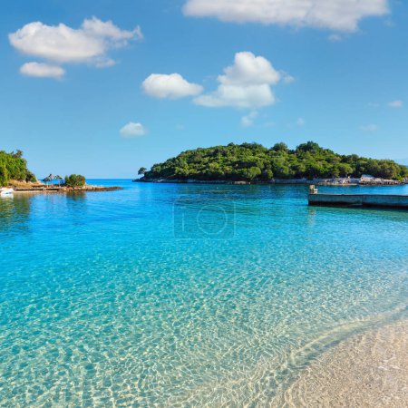 Téléchargez les photos : Belle mer Ionienne avec eau turquoise claire et vue sur la côte d'été du matin depuis la plage (Ksamil, Albanie
). - en image libre de droit