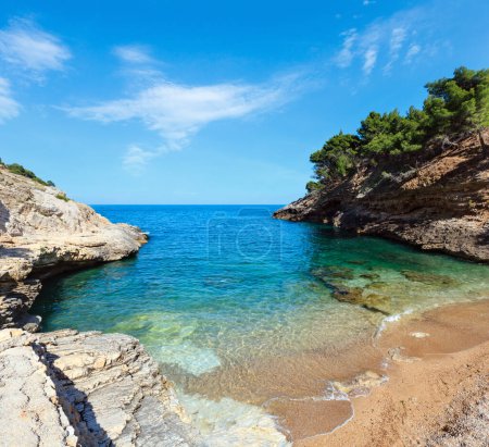 Téléchargez les photos : Été Baia della Pergola petite plage calme et tranquille, péninsule du Gargano dans les Pouilles, Italie - en image libre de droit