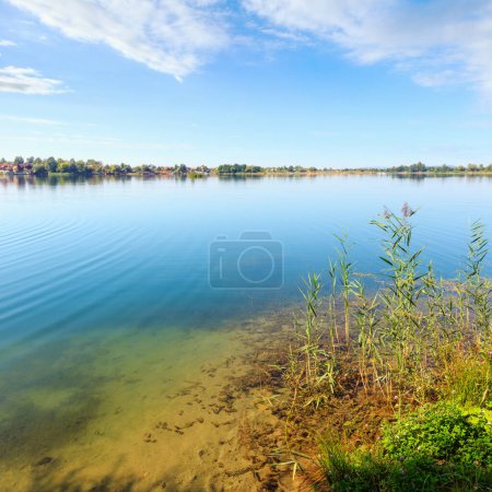 Foto de Pintoresco lago de verano calma costa apresurada. Concepto de vida rural tranquila, turismo ecológico, camping, pesca
. - Imagen libre de derechos