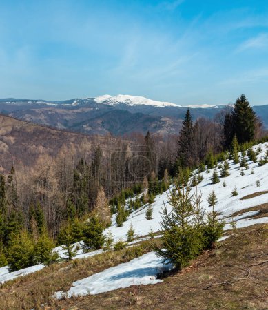 Téléchargez les photos : Début du printemps Paysage de plateau des Carpates avec crêtes enneigées au loin, Ukraine
. - en image libre de droit