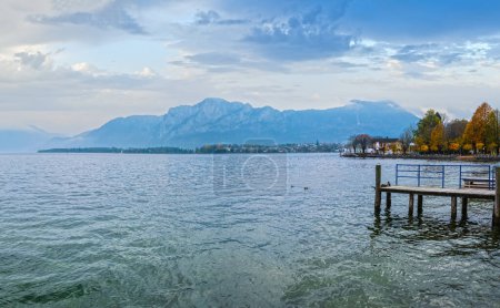 Téléchargez les photos : Automne Alpes lac de montagne Mondsee vue brumeuse, Seepromenade Mondsee, Salzkammergut, Haute-Autriche. Les gens sont méconnaissables
. - en image libre de droit