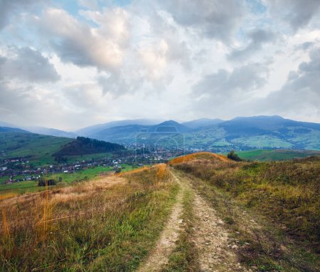 Foto de Otoño nublado paisaje de montaña con pueblo y carretera de campo (trans-Cárpatos, Ucrania
). - Imagen libre de derechos