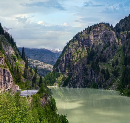 Foto de Verano Alpes paisaje de montaña con el lago embalse de agua turbia y empinadas laderas rocosas, Suiza - Imagen libre de derechos