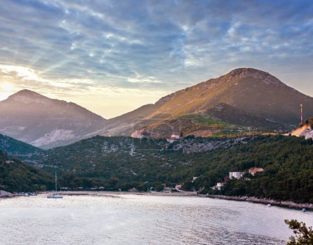 Téléchargez les photos : Vue du littoral d'été en soirée avec plage (Ston, péninsule de Peljesac, Croatie
). - en image libre de droit