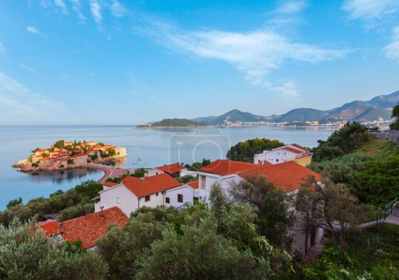 Foto de La vista de la mañana de Sveti Stefan islote de mar con playa rosa (Montenegro, cerca de Budva
) - Imagen libre de derechos