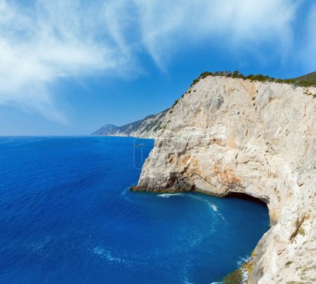 Foto de Hermosa vista de la costa rocosa de verano cerca de la playa de Porto Katsiki en el mar Jónico (Lefkada, Grecia
) - Imagen libre de derechos