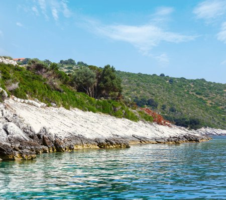 Téléchargez les photos : Vue sur la côte estivale depuis un bateau à moteur (Céphalonie, non loin d'Agia Effimia, Grèce
) - en image libre de droit