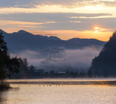 Téléchargez les photos : Paisible automne Alpes lac de montagne. Sunrise Wolfgangsee vue sur le lac, St. Wolfgang im Salzkammergut, Haute-Autriche
. - en image libre de droit
