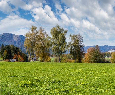 Foto de Otoño pacífico Alpes vista de la orilla del lago de montaña. Lago Wolfgangsee, Salzkammergut, Alta Austria
. - Imagen libre de derechos