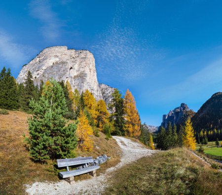 Foto de Otoño alpino Dolomitas escena de montaña y parapentes irreconocibles en el cielo. Vista pacífica cerca de Wolkenstein en Groden, Selva di Val Gardena, Sudtirol, Italia
. - Imagen libre de derechos