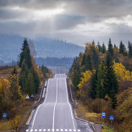 Téléchargez les photos : Montagnes des Carpates et autoroute sur le col de montagne, Ukraine. - en image libre de droit