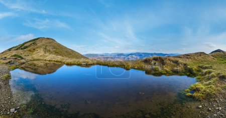 Téléchargez les photos : Petit lac pittoresque avec des reflets de nuages au mont Strymba. Belle journée d'automne dans les Carpates près du village de Kolochava, Transcarpathie, Ukraine. - en image libre de droit
