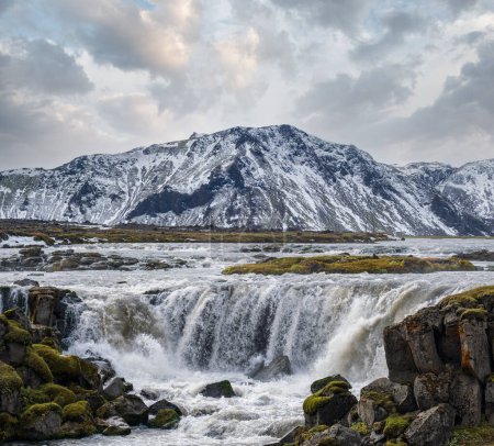 Téléchargez les photos : Paysage pittoresque Tungnaarfellsfoss, Islande, vue panoramique sur l'automne Montagnes Landmannalaugar sous la neige. - en image libre de droit
