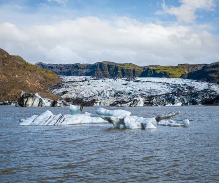 Téléchargez les photos : Solheimajokull glacier pittoresque dans le sud de l'Islande. La langue de ce glacier glisse du volcan Katla. Beau lagon lacustre glaciaire avec blocs de glace et montagnes environnantes. - en image libre de droit