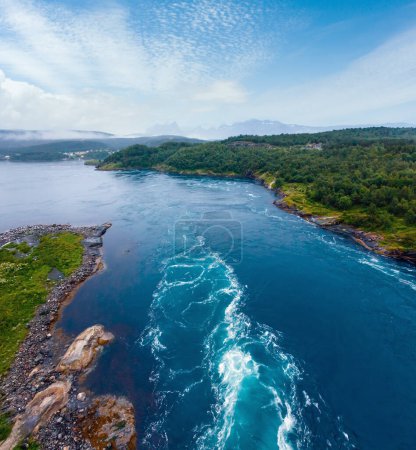 Téléchargez les photos : Paysage estival du fjord avec marée d'eau courante. Vue depuis le pont (Norvège). - en image libre de droit