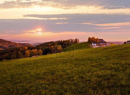 Téléchargez les photos : Lever de soleil paisible d'automne vue rurale, Gmundnerberg, Altmunster am Traunsee, Haute-Autriche
. - en image libre de droit