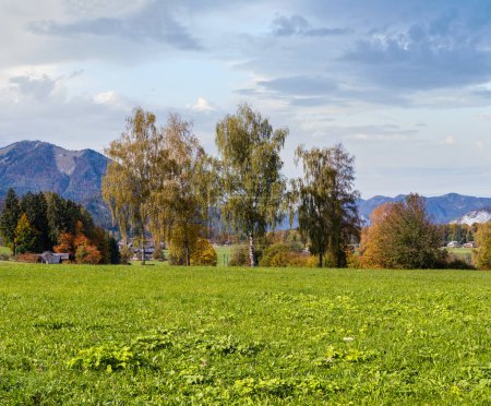 Téléchargez les photos : Paisible automne Alpes montagne lac vue sur le rivage. Lac Wolfgangsee, Salzkammergut, Haute-Autriche
. - en image libre de droit