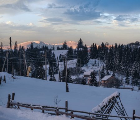 Téléchargez les photos : Petit et calme village alpin périphérie et lever de soleil d'hiver montagnes enneigées autour, Voronenko, Carpates, Ukraine. - en image libre de droit