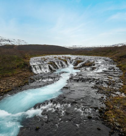 Foto de Pintoresca cascada Bruarfoss vista de otoño. Cambio de temporada en las tierras altas del sur de Islandia. - Imagen libre de derechos