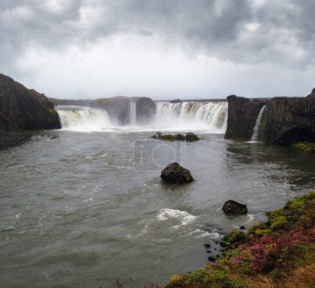 Téléchargez les photos : Pittoresque plein d'eau grande cascade Godafoss automne terne vue de jour, nord de l'Islande. - en image libre de droit