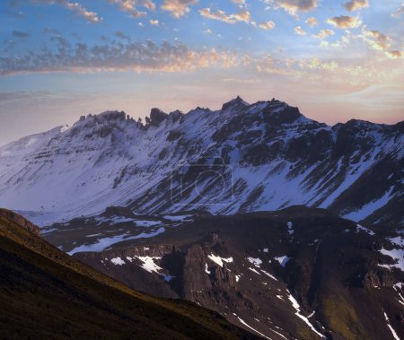 Téléchargez les photos : Vue pendant le voyage en auto dans les hautes terres de l'ouest de l'Islande, la péninsule de Snaefellsnes, le parc national Snaefellsjokull. Paysage spectaculaire de la toundra volcanique avec des montagnes dans les nuages. - en image libre de droit
