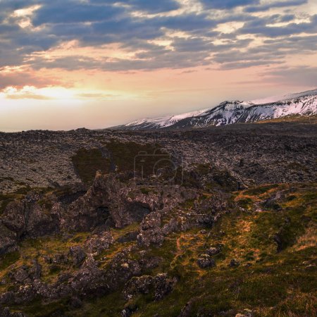 Téléchargez les photos : Vue pendant le voyage en auto dans les hautes terres de l'ouest de l'Islande, péninsule de Snaefellsnes, parc national de Snaefellsjokull, vue depuis la spectaculaire plage volcanique noire de Djupalonssandur avec des roches de lave. - en image libre de droit