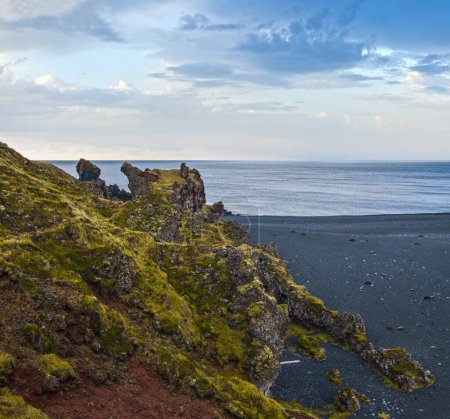 Téléchargez les photos : Vue pendant le voyage en auto dans les hautes terres de l'ouest de l'Islande, péninsule de Snaefellsnes, parc national Snaefellsjokull, spectaculaire plage volcanique noire de Djupalonssandur avec des roches de lave. - en image libre de droit