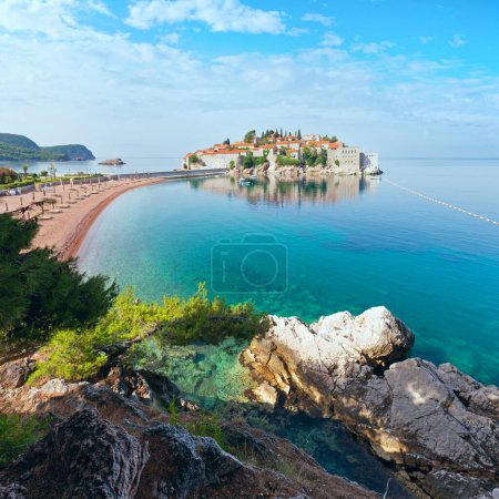 Téléchargez les photos : Sveti Stefan mer îlot vue du matin avec plage de sable fin Sveti Stefan (Monténégro, 6 kilomètres au sud-est de Budva
) - en image libre de droit