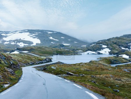 Téléchargez les photos : Paysage estival brumeux de montagne avec route, lac et neige (Norvège, Aurlandsfjellet
). - en image libre de droit
